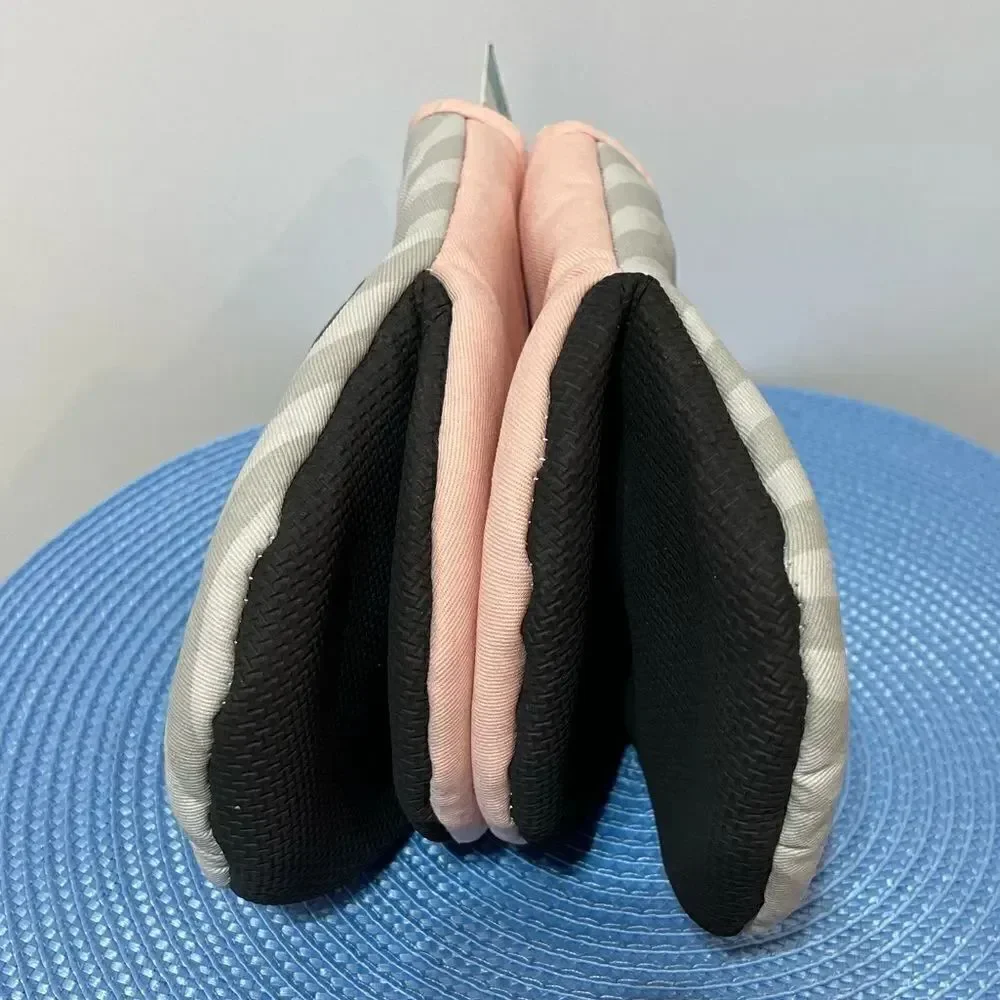 Disney Minnie Mouse set of 2 oversized mitts NWT
